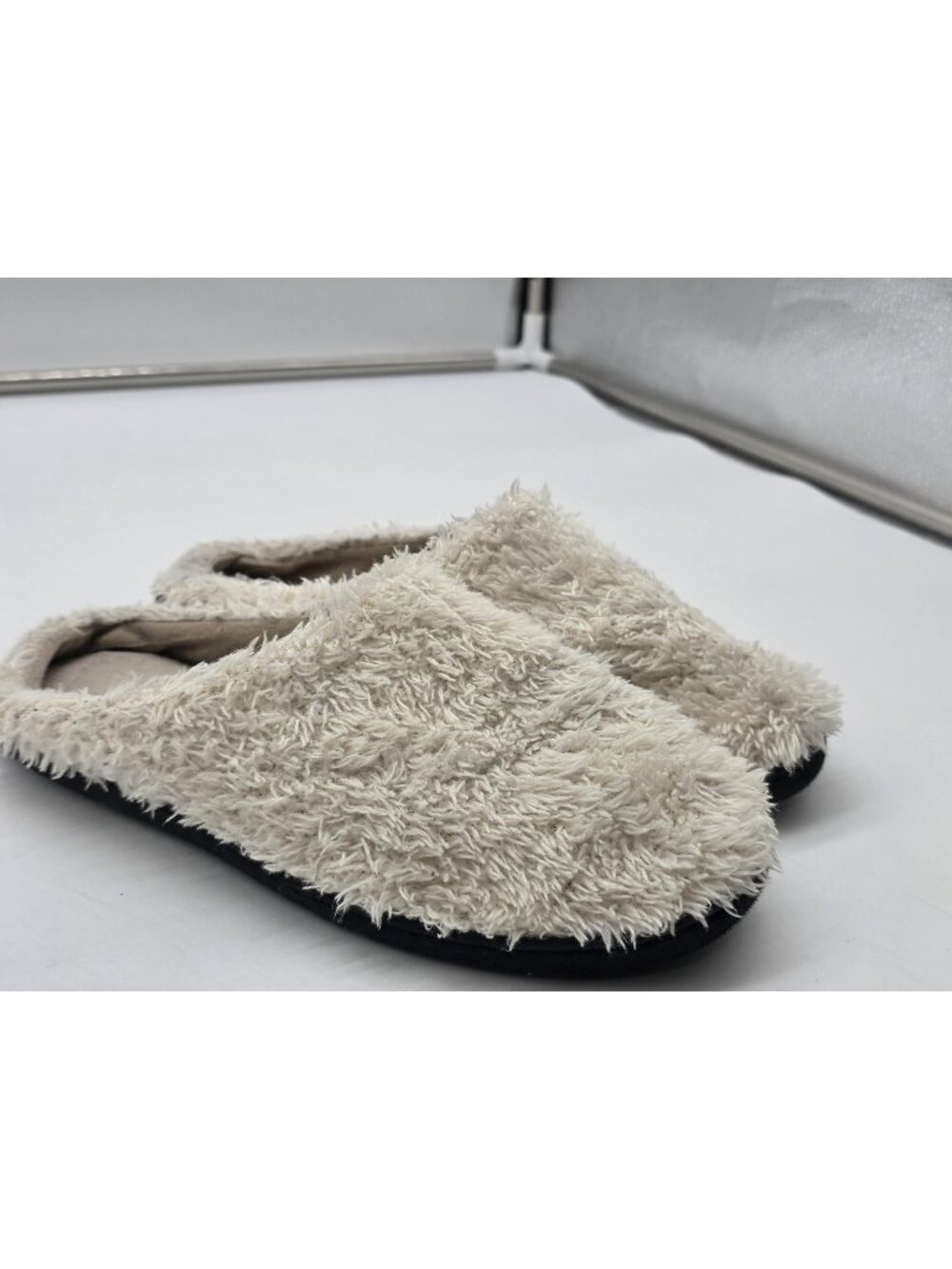 Isotoner Slippers Shoes Womens Size 7.5 White Fuzzy Faux Fur Mule House Damaged